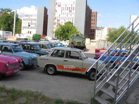 Parkplatz Ausleihsation Trabi Safari Berlin (klick auf Bild um Trabbi - Flotte zu sehen)