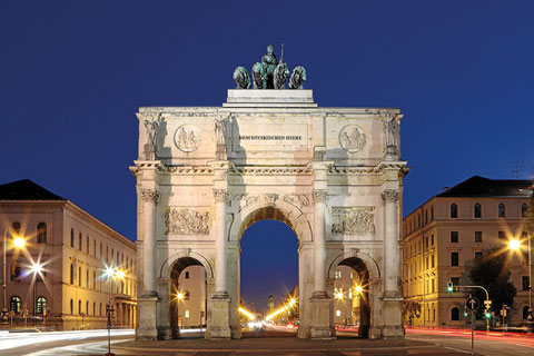Bildnachweis: Siegestor_bei_Nacht/Martin Falbisoner/eigenes Werk/wikipedia.org