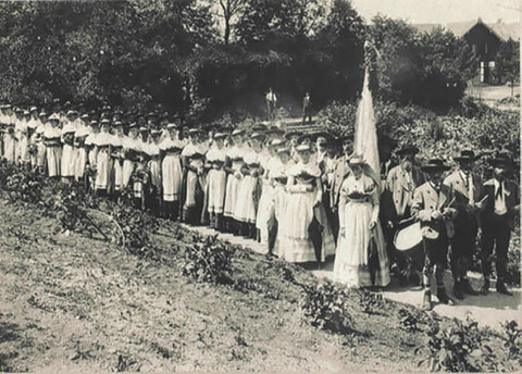 Bildnachweis: Trachtenverein Miesbach 1862/Autor unbekannt/wikipedia.org