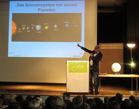 Herr Latif hielt einen kurzen und kindgerechten Vortrag über die Auswirkungen des Klimas und darüber, wie wertvoll und schützenswert es ist.