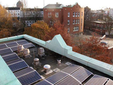 Die Solaranlage (Bildausschnitt) auf dem Nebengebäude