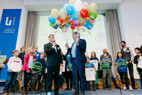 Senator Kerstan erhielt eine Menge Luftballons: Jeder stand für eine besonders gelungene Klimaschutzmaßnahme einer Schule.