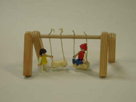 Eine Spielzeugschaukel.