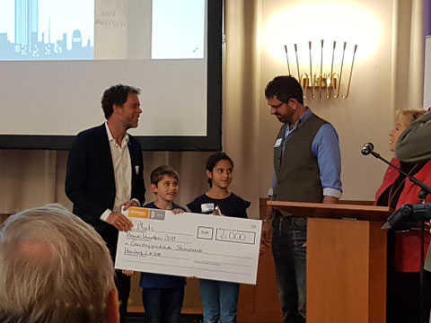 NaterErlebnisSchulhof-Initiator Stafan Behr (r.) und zwei aktive Schüler.