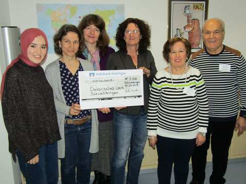 V.l.: Übersetzerin Esra Dural, Stiftungsrätin Katharina Wendler, Vera Engelhardt-Kief und Ursula Igel (beide Diakonie), Dalal Elias-Charif und George Charif (beide Übersetzer) bei der Spendenübergabe. Foto: gma