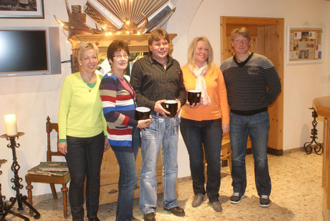 Die Vereinsmeister 2012 v.l.n.r.:                                          Ausbildungswart Christine, Renate, Tom, Susan und 1. Vorsitzender Frank