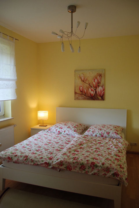 Schlafzimmer; Bett 160 cm x 200 cm