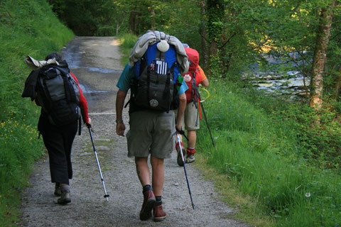 pèlerins sur le GR654, le long de la Sédelle