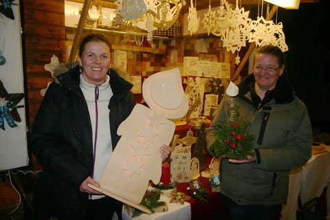 Die Damen des Verschönerungsvereines Moniholz bereicherten mit ihren Bastelarbeiten den Adventmarkt am Wochenende vom 6. bis 8. Dezember in Lichtenau. Foto: WaPA 