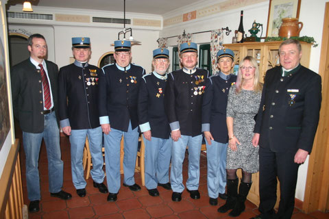 Bei der Jahresversammlung, v.l.n.r.: Gerald Schaden, Kommandant Afred Wurmauer, Erich Aschauer, Peter Kranz, Ernst Wurmauer, Rosa Rücker, Irene Metzker und Franz Müller. Foto: WaPA