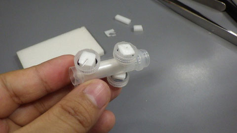 針の先端はそのままだと刺さるので、ラジオペンチなどで曲げてしまう。これで2つ目のユニット完成