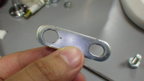 ネジが通るくらいまで孔を広げる(これが不要な金具があるのが理想)