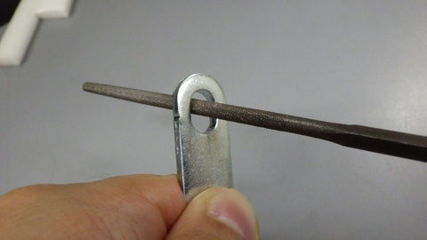 まずは金属用のやすりで孔を拡張する(適した金具が見つからなかったためやむなく削っている))