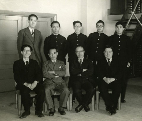 前列左より、河野広道博士、内田登一博士、松村松年博士、渡辺千尚博士(画像提供:北海道大学総合博物館)