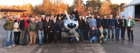 Horst Philipp (3. links vorn von der Propellernabe) im Kreise seiner Zuhörer auf dem Flugplatz Schleißheim. Foto: PE