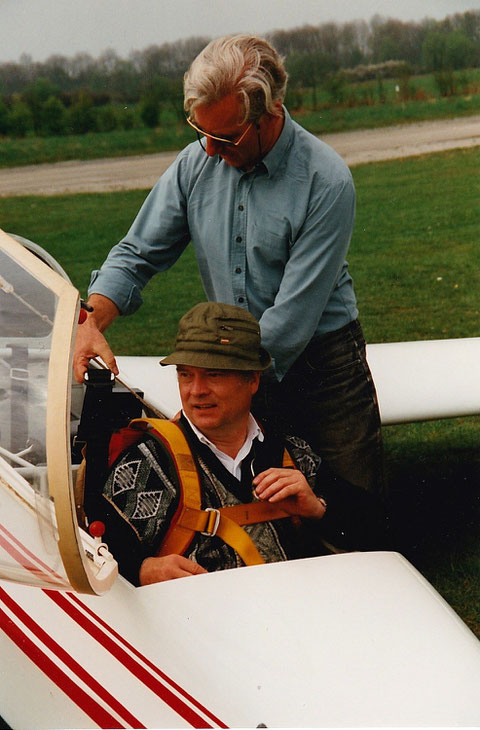 Gerd Liedkte im Cockpit vor seinem ersten Alleinflug in der ASK 13 im Jahr 1996. Foto: HJH