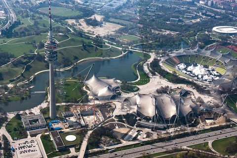 Ein Blick aus der Luft zum Fernsehturm und den wichtigsten olympischen Sportanlagen. Am unteren Bildrand der Georg-Brauchle-Ring. Foto: PE