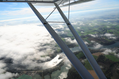 Blick auf den niederen Stratus über der Isar zwischen Landau und Deggendorf. Fluggeschwindigkeit 80 km/h in absolut ruhiger Luft. Foto: PE