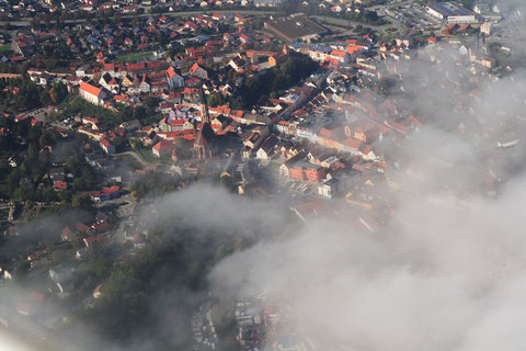Der historische Stadtkern von Dingolfing erwacht aus dem Nebel. Foto: PE