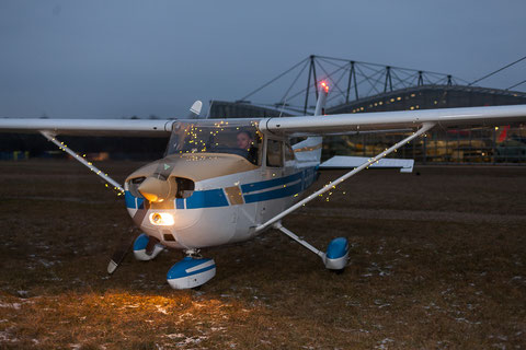 Stilecht, der Nikolaus fliegt ein mit der Cessna 172 des Red Baron Flying Club. Foto: PE