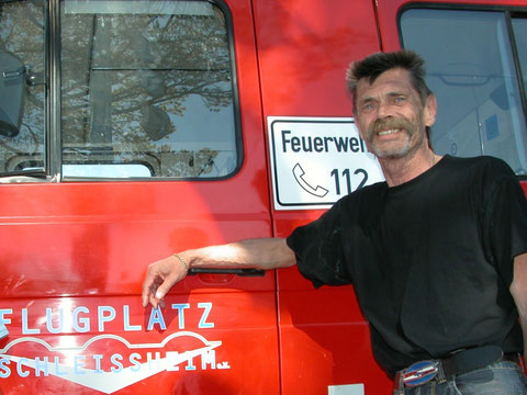 Hannes Graf nach Arbeiten am Flugplatz Feuerwehrfahrzeug. Foto: jkob