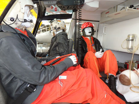 Christoph 1 im Zustand von 1970. Personal, im Vordergrund der Notarzt. Im Hintergrund links der Pilot, rechts der Rettungssanitäter und Bordmechaniker. Foto: jkob