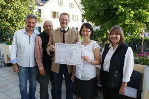 Team des Tourismus Schleißheim e.V. Der 1. Bürgermeister Ch. Kuchlbauer (mitte) bei der Ziehung der Gewinner. Foto: Tourismus Schleißheim e.V.