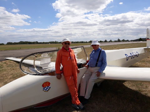 Josef Auer und Fritz Bauer vor ihrem Kranich III in Stendal-Borstel. Foto: J.Auer