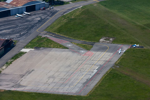 Im Bild Vorfeld und Vorfeld Ost, Gäste bitte der gelben Linie auf dem Rollweg über Vorfeld bis Vorfeld Ost folgen, Parkpositionen hinter der roten Linie rechts im Bild vor Gras. Foto: PE