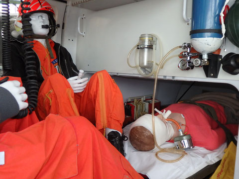 Im Bild rechts verletzte Person auf der Trage, stets in Sicht- und Griffweite von Notarzt und Rettungssanitäter. Foto: jkob