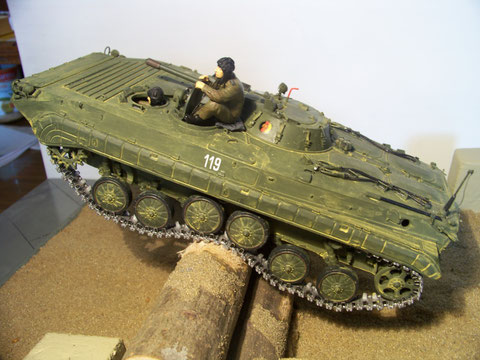 BMP-1 SP2 fährt über eine Baumsperre. War eine Übung bei uns an der Uffz.-Schule in Weißkeisel