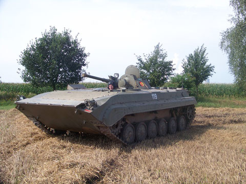 Freies Feld zum Fahren bis zum 5. Gang. Ein Traum für alle BMP-Fahrer. Im Hintergrund das Kraftwerk Jänschwalde und das Autohaus von Hein Dabo, einem sehr freundlichen Menschen ! Dank an ihn !