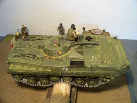 Balanceakt eines BMP-1 auf der Baumsperre.Wohin kippt er denn nun...