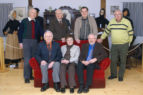 Stehend von links nach rechts: Albert-Jan Gielians, Albert Wiggerink (Schatzmeister), Jan Geerds (Schriftführer), Jan Eek aus Ringe.  Sitzend von links nach rechts: Albert Arends (stellv. Vorsitzende), Everdina Stegink, Albert Rötterink (Vorsitzender)