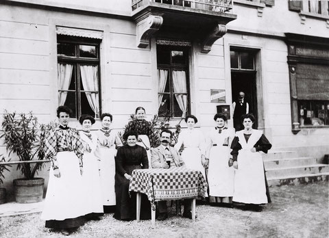 Servicepersonal, Köchin und Wirteehepaar der "Krone" (um 1905)
