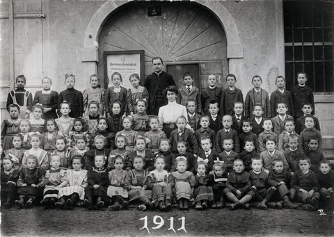 Die Unterschule Wittnau 1911 mit Fräulein Hedwig Meier, Pfarrer Josef Anton Kaufmann und 68 Schülerinnen und Schülern