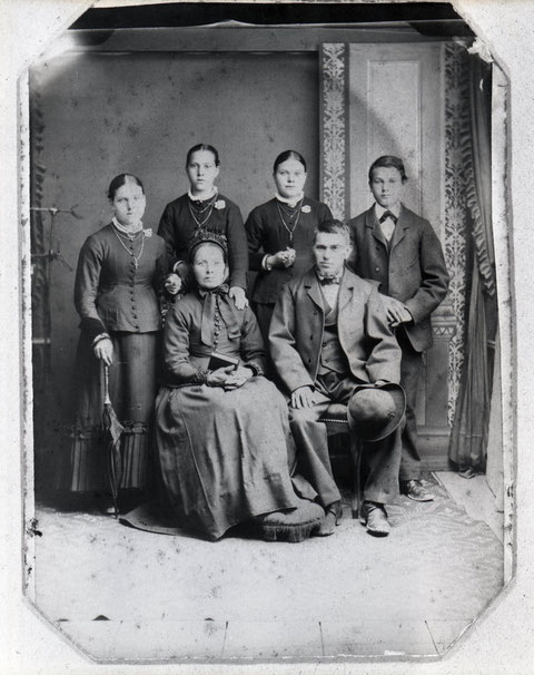 Familie F. X. Hort. Vorn: Walburga Hort-Hochreuter, Franz Xaver Hort; hinten vlnr.: Albertina (Brogle-) Hort, Katharina (Riner-) Hort, Philomena (Herzog-) Hort, Wilhelm Hort (-Uebelmann). Foto: Säckingen um 1885