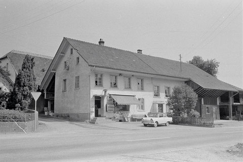 Die Handlung im Unterdorf bestand als Toura-Laden bis ca. 1980 weiter. Inhaber war Max Walde ("Väldi-Max"). (Foto: Dieter Opferkuch, 1973 © SGV) Hauptstrasse 8 und 6.