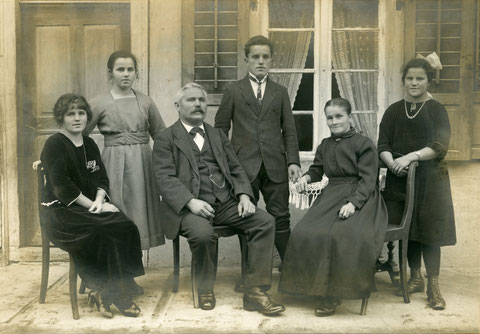 Familie Jakob Brogle-Walde, "Stäffis" (Foto: Ochs-Walde, Basel, um 1925)