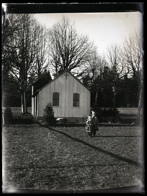 Trudi und Klara Studer vor der Buschberg-Kapelle (ab Glas-Negativ von August Studer, Schreiner, um 1926)