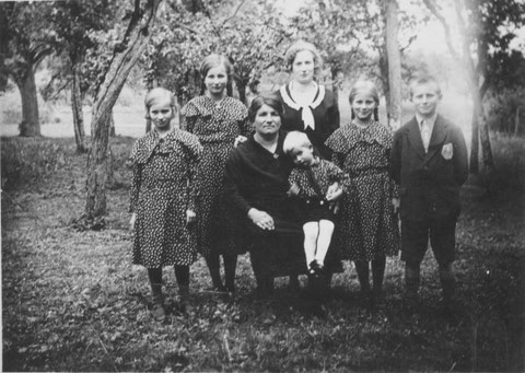 Familie Marie Brogli-Gubler, "Chüeffers" . Der Familienvater ("Chüeffer-Walter") starb im Dezember 1933. Die mittellose Familie bekam von Bekannten aus Basel eine Rolle Stoff geschenkt, daraus nähte die Mutter für die Kinder neue Kleider. (Foto 1934/35)