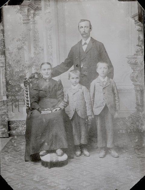 Familie Lukas und Fridoline Brogli-Speiser, "s Reimes", mit den beiden Knaben Albert (*1889) und Hans (*1887). Das Bild muss um 1894 entstanden sein.