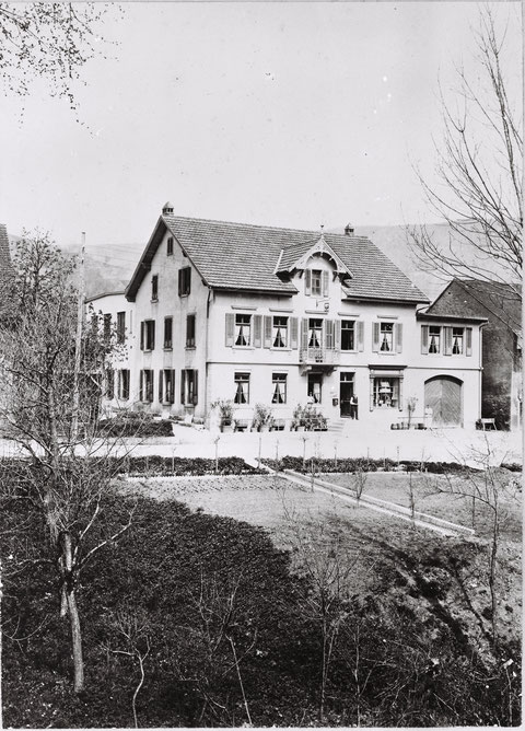 Die «Krone» im Oberdorf wenige Jahre nach ihrem Bau. Rechts der Eingangstüre war eine Bäckerei und Mehlhandlung untergebracht. (Foto ca. 1908)