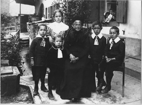 Familie Beck, "Urbes"; vlnr: Hans, Gotthold, Marie, Maria Anna (Grossmutter), Werner, Franz (Foto: Schoder, Laufenburg; ca. 1918)