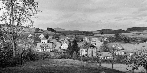 Rechts von der Tanne in der Bildmitte steht das evangelische Pfarrhaus, rechts daneben der Kindergarten.