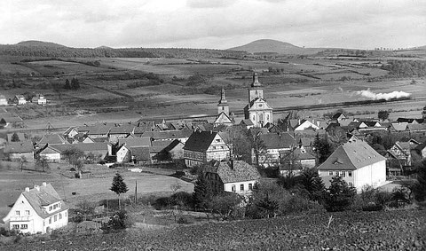 Blick auf Burghaun vermutlich in den 1930er Jahren - Mitte vorn das evang. Pfarrhaus, mein Elternhaus, rechts davon die "Volksschule"