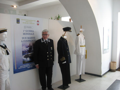 CN. Seppi accanto al poster.