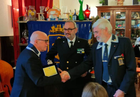 Consegna targa per i 50 anni di associasionismo di Vittori 