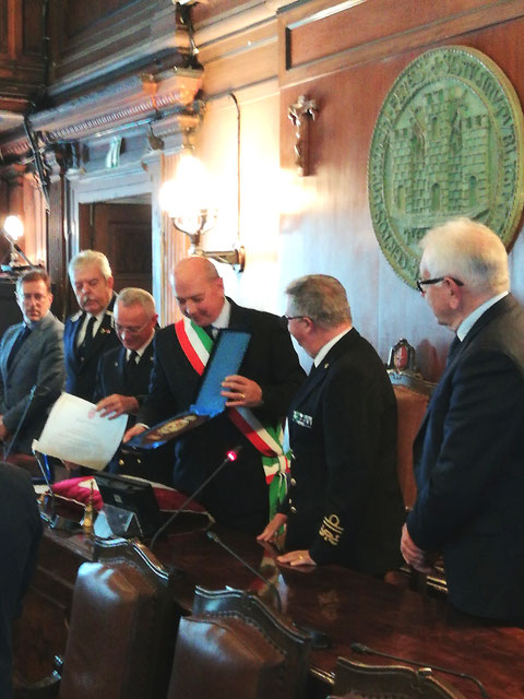 Consegna Benemerenza alla Capitaneria di Porto Trieste.