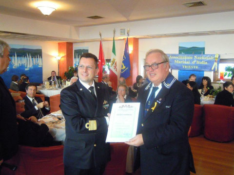 Com. Castioni consegna attestato al socio Cicogna. 